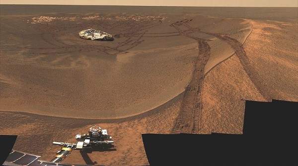 Opportunity beginning its mission at Eagle Crater. Image credit: NASA / JPL-Caltech / MSL team.