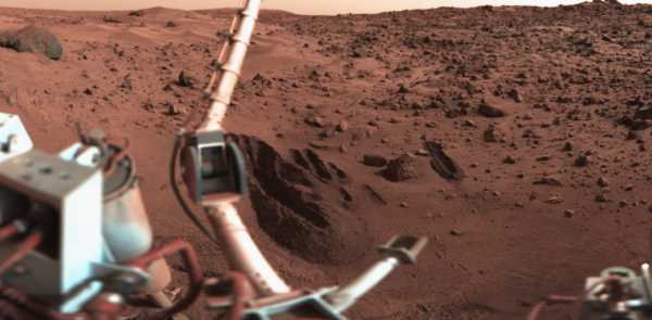 The Viking 1 Lander sampling arm and the deep trenches it dug as part of the surface composition and biology experiments on Mars. Images credit: NASA and Roel van der Hoorn.