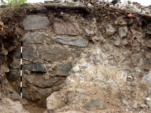 After four days of rubble removal in trench A, we found the south wall of Stensö Castle's northern tower. Note how the wall facing (left) ends, and a pale mass of wall core (lower right) emerges out of the tower. This is the castle's previously unseen western perimeter wall.