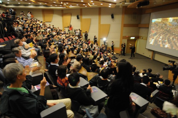 Image credit: Prof. Charles Kao, via http://www.cuhk.edu.hk/cpr/pressrelease/091208e.htm.