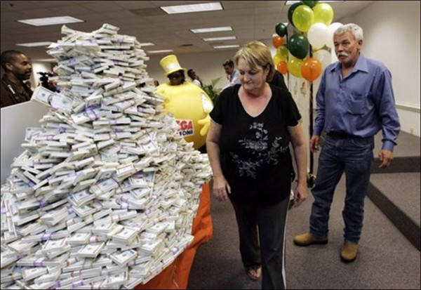 Image credit: JOHN AMIS / AP, via http://www.toledoblade.com/Nation/2008/02/25/Georgia-couple-claims-275-million-lottery-jackpot.html.