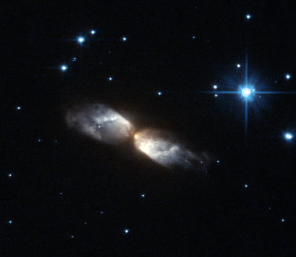 The preplanetary nebula IRAS 20068+4051 is hotter than the Boomerang Nebula, but is still an intermediate phase between a red giant and a planetary nebula/white dwarf stage. Image credit: ESA/Hubble & NASA.